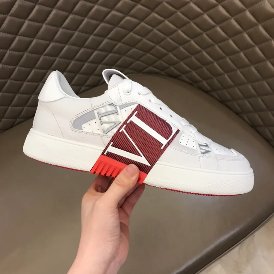 p440 "Valentin*" new spring and summer calfskin lace-up sneakers. No man should be able to refuse these shoes. The classic color scheme is so handsome! Purchase a high-precision replica of the original version to instantly sell off the market currency! 6 VLTN logo rubber effect straps - Valentino Garavani Logo printed on the back and tongue, all materials are customized to ensure quality! Size: 38-44
